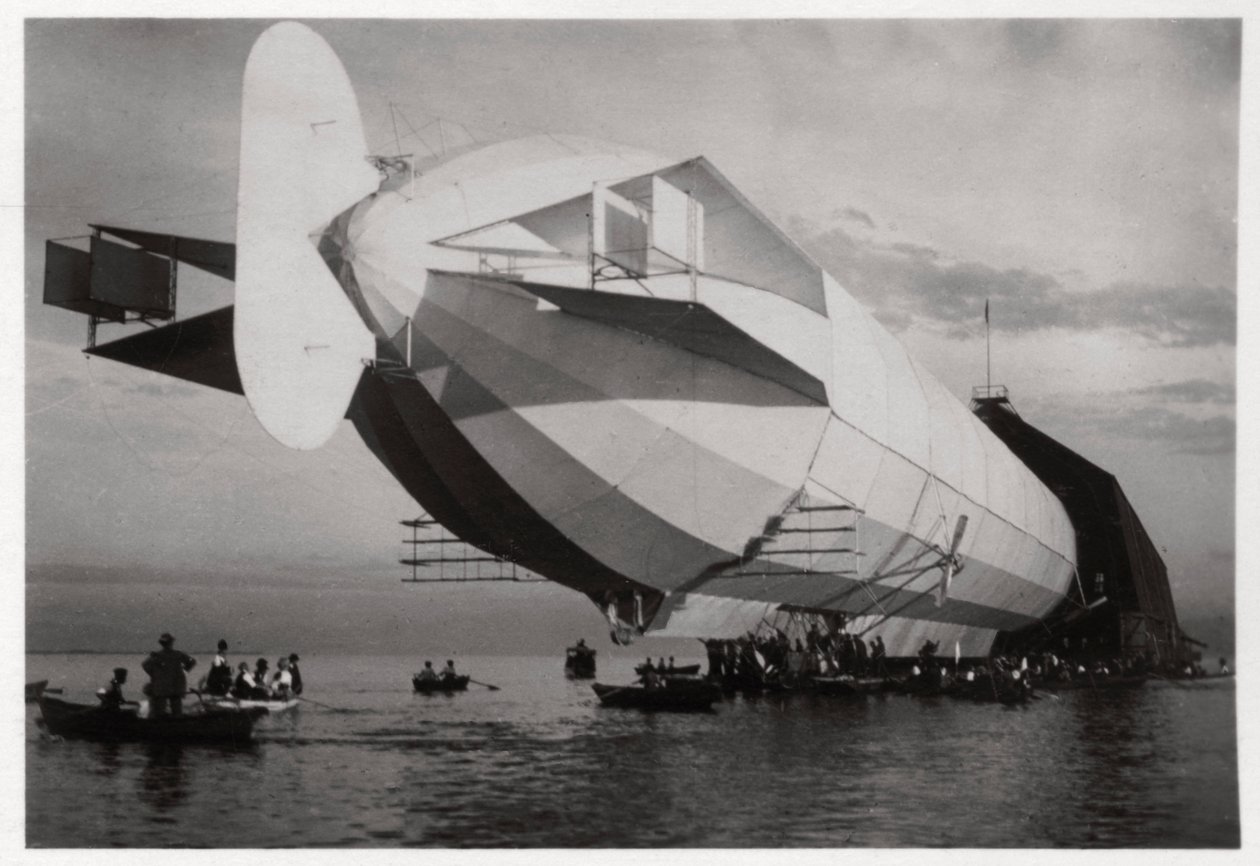 LZ 6 एक तैरते पिछलग्गू में प्रवेश कर रहा है, हाले, जर्मनी, c1909-1910 1933 द्वारा अज्ञात