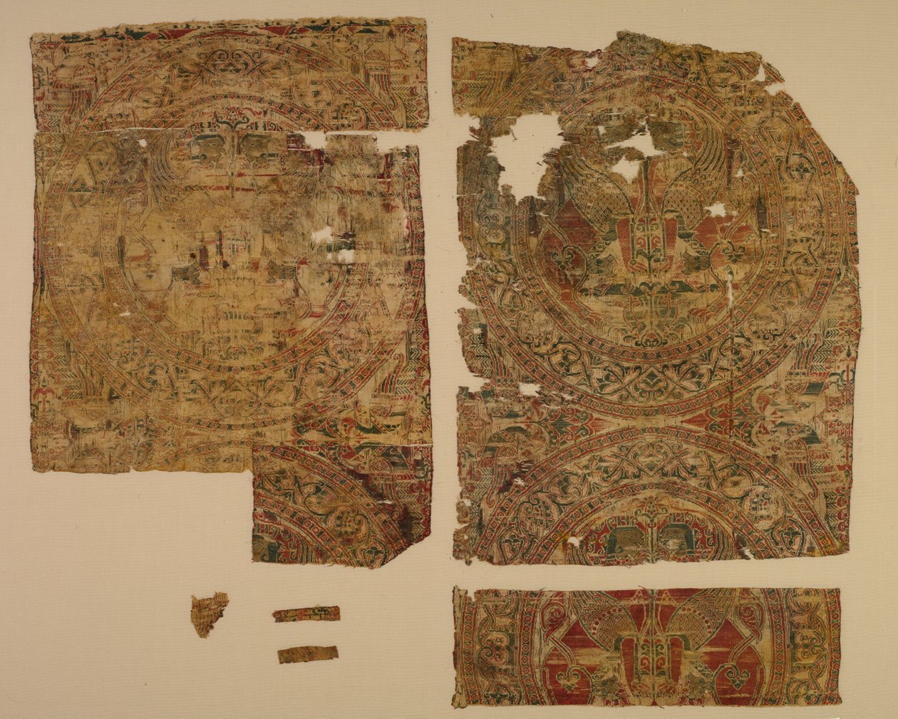 1200-1243, सेंट बर्नार्ड कैल्वो के मकबरे से, राउंडल्स में सामना किए गए स्फिंक्स के साथ लैम्पस। द्वारा अज्ञात