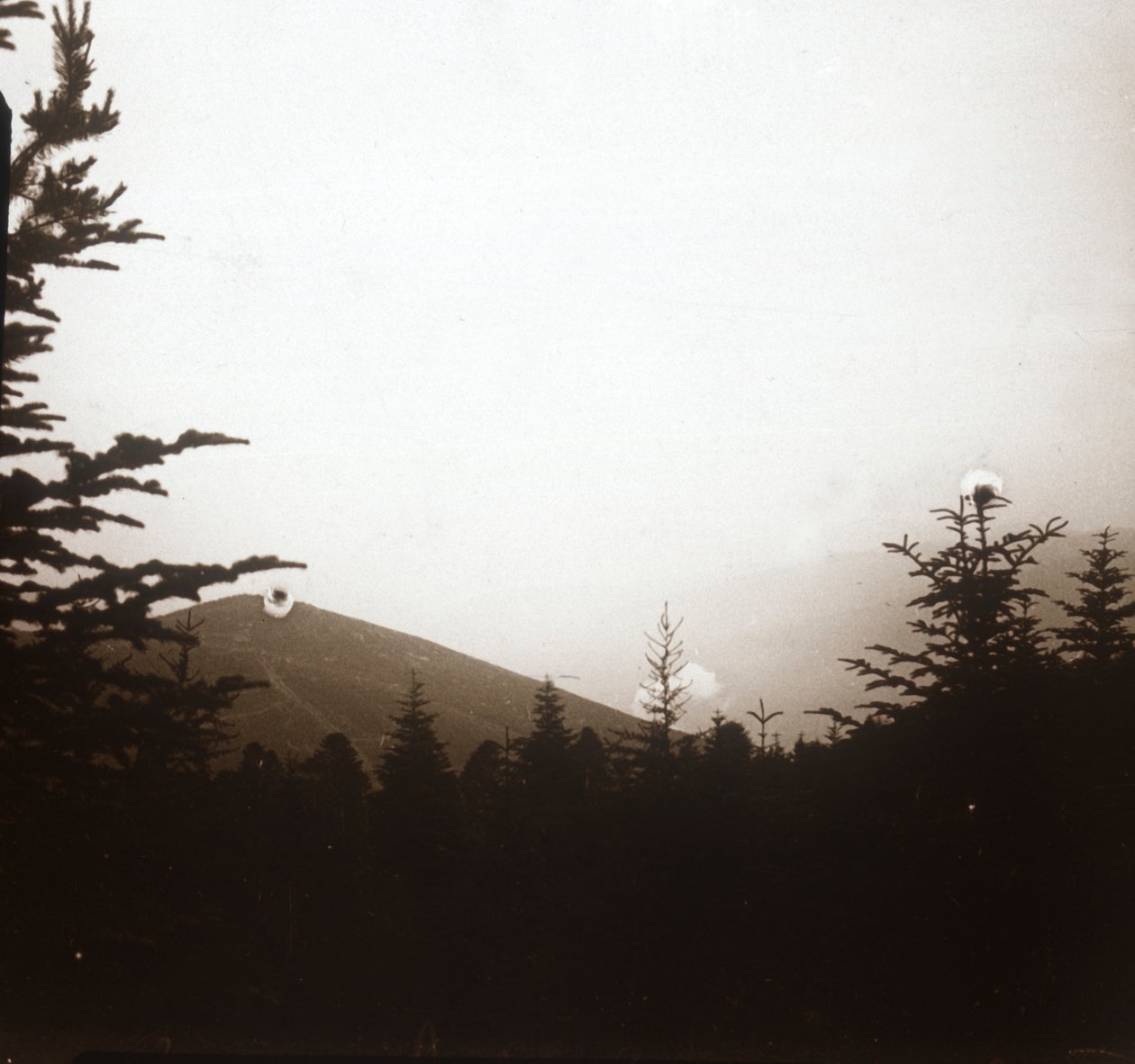 लैंडस्केप, धुएं में दूरी, Alsace, c1914-c1918 द्वारा अज्ञात
