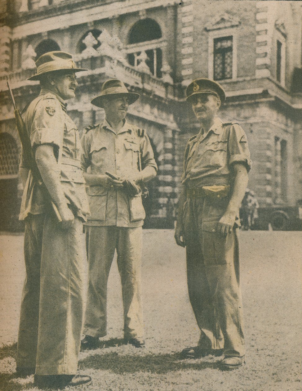 3 मई, 1945, 1945 को शहर गिरने के बाद बर्मा अभियान में नेता रंगून में मिले द्वारा अज्ञात