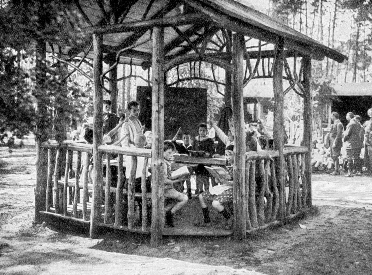 1922 में बर्लिन, जर्मनी के चार्लोटनबर्ग के जंगल में सीखना द्वारा अज्ञात