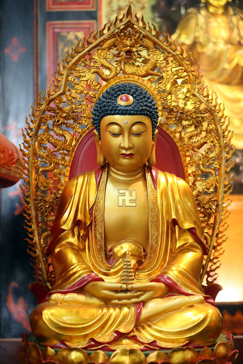 लिओंग सैन बौद्ध मंदिर। स्वर्ण बुद्ध की मूर्ति। सिंगापुर द्वारा अज्ञात