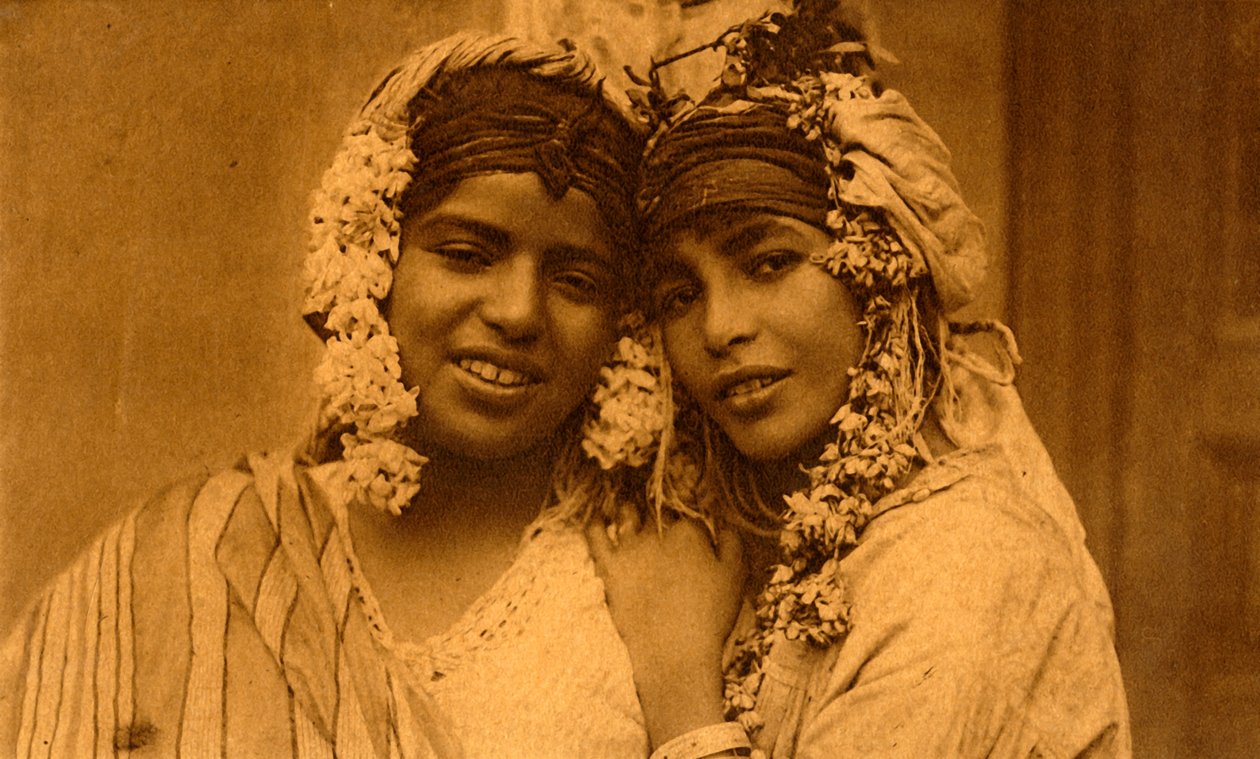 महिला मित्र, c1918-c1939। द्वारा अज्ञात