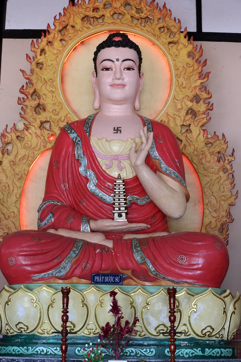 लिन्ह एक बौद्ध शिवालय। मेडिसिन बुद्ध (भैसज्यगुरु) की मूर्ति। दलत। वियतनाम द्वारा अज्ञात