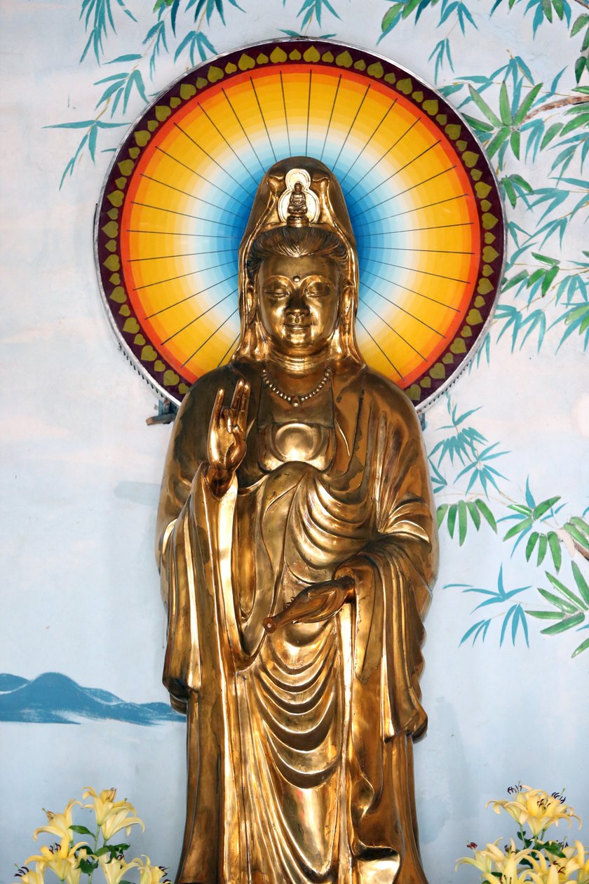 लिन्ह उनग बौद्ध शिवालय। क्वान एम बोधिसत्व करुणा या दया की देवी। संरक्षण का इशारा (अभय)। दनांग। वियतनाम द्वारा अज्ञात