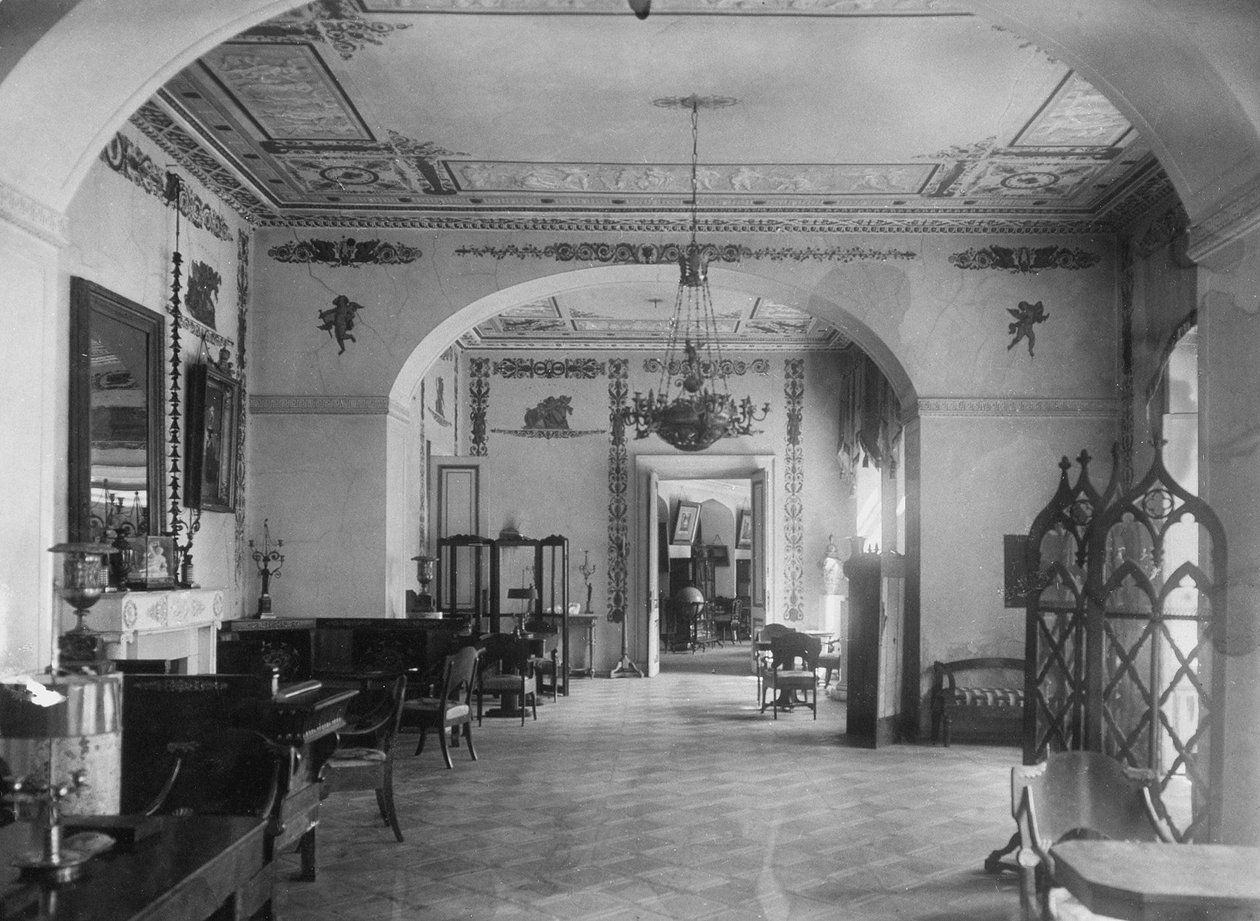 1920 के दशक की शुरुआत में मैरीनो मैनर घर में रहने का कमरा द्वारा अज्ञात