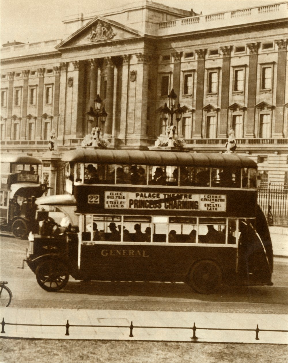 लोंडोंस न्यू ऑल-वेदर बस, 1927, 1935। द्वारा अज्ञात