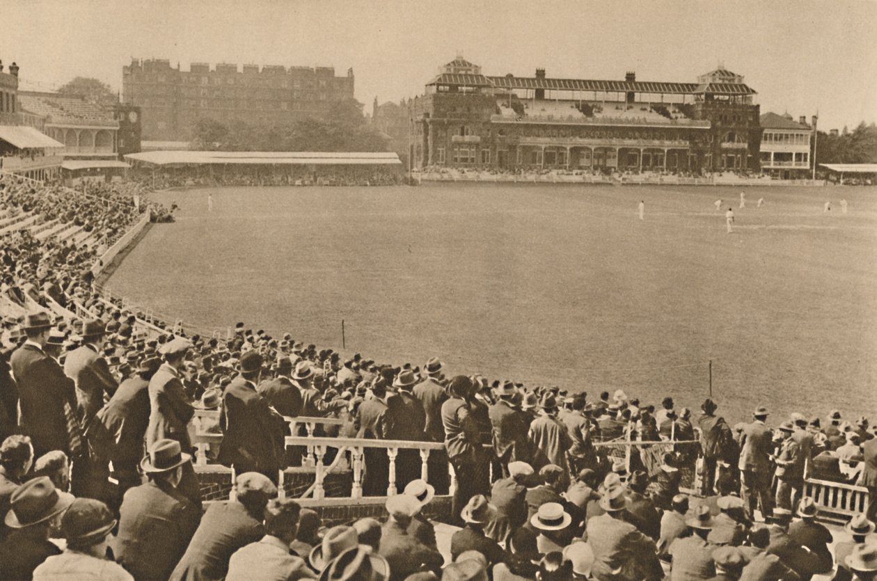 वर्ल्ड-फेमस लॉर्ड्स में माउंड स्टैंड से मंडप की ओर देखते हुए, c1935। द्वारा अज्ञात