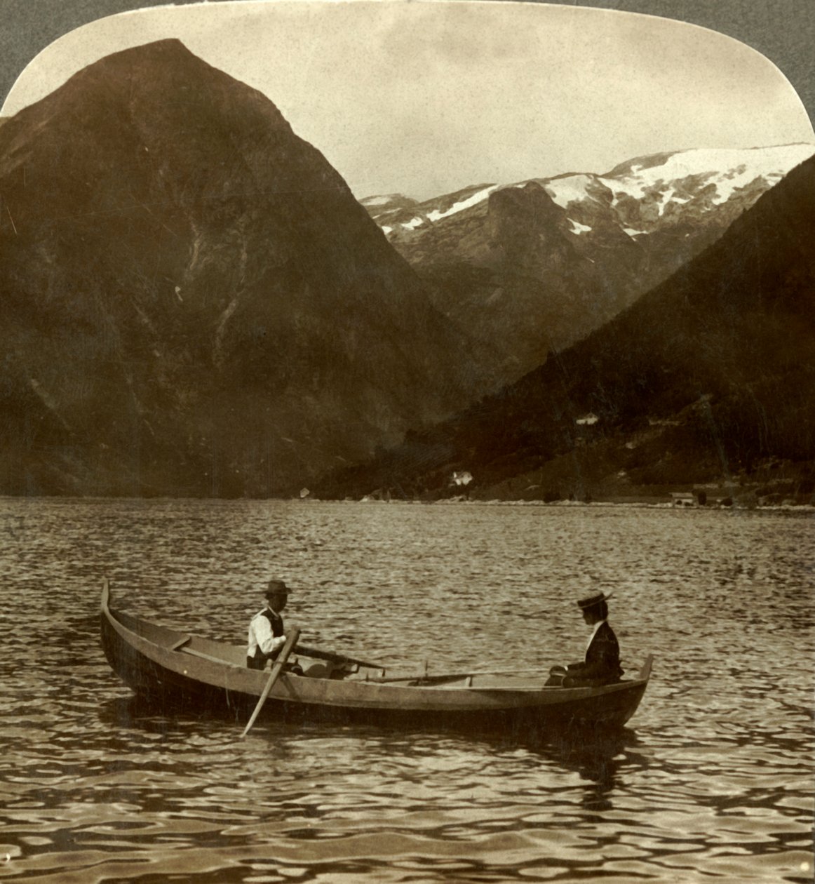 Tjugum से बर्फ से ढके Kjeipen, नॉर्वे में Essefjord को देखते हुए, c1905। द्वारा अज्ञात