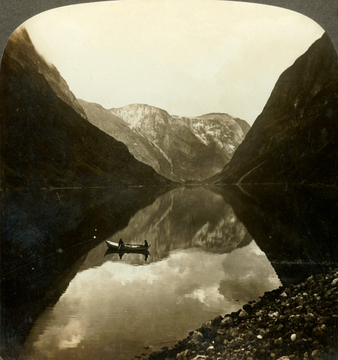 G1vangen, नॉर्वे, c1905 के पास, गहरे, अभी भी Naerofjord को देखते हुए। द्वारा अज्ञात