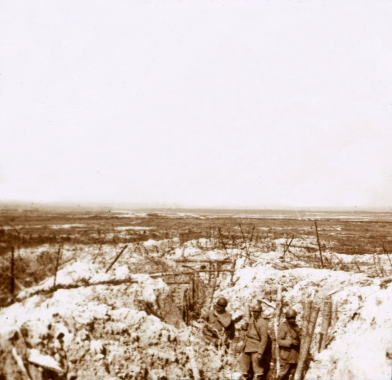 जर्मन फ्रंट लाइन की ओर देख रहे हैं, c1914-c1918 द्वारा अज्ञात