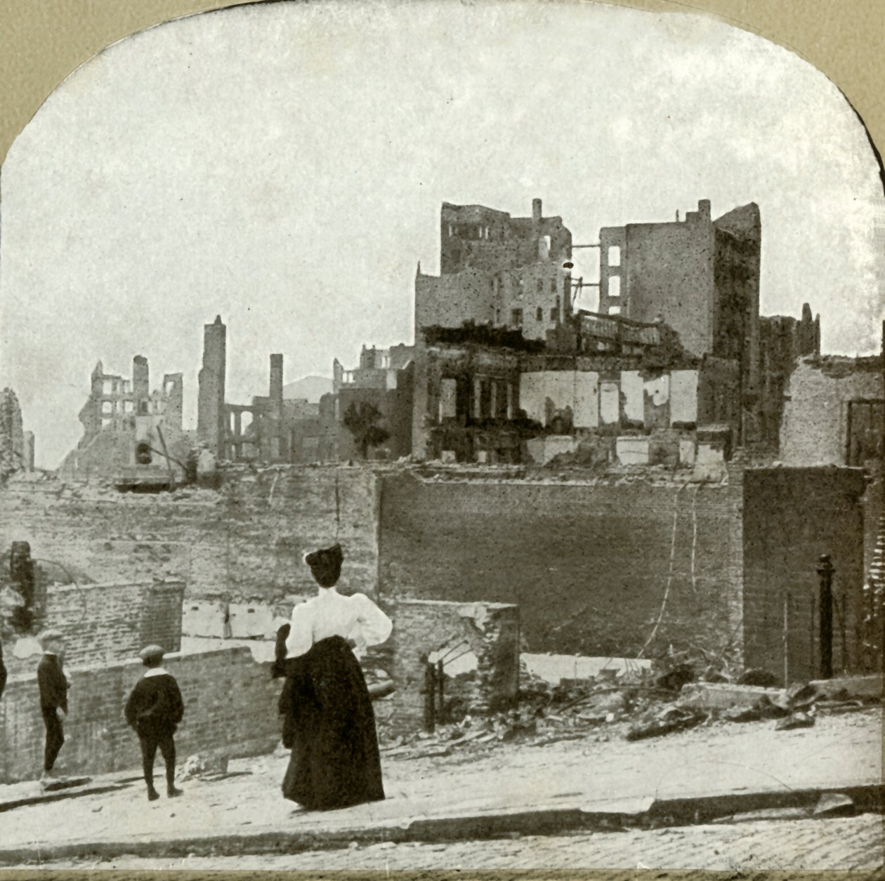 यहूदी आराधनालय, 1906 से पश्चिम की ओर देख रहे हैं। द्वारा अज्ञात