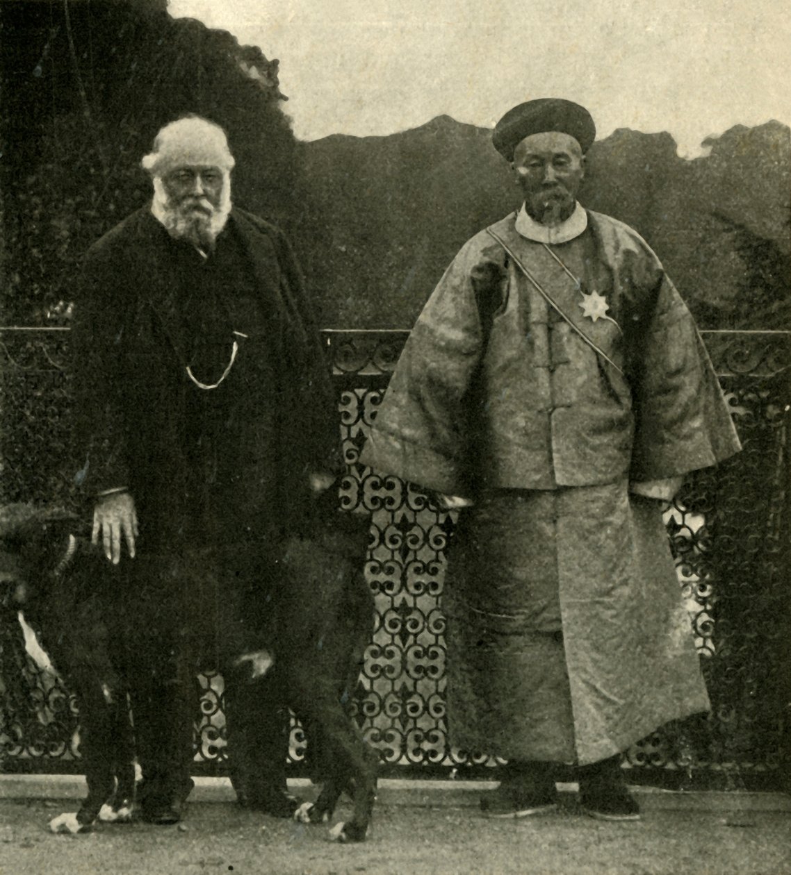 लॉर्ड सैलिसबरी और ली हंग चांग, 1901। द्वारा अज्ञात