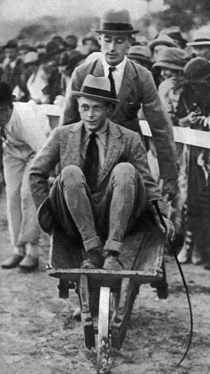 लुई माउंटबेटन ने अपने चचेरे भाई, वेल्स के राजकुमार, 1936 में माल्टा के एक जिमखाना में पहिए लगाए द्वारा अज्ञात