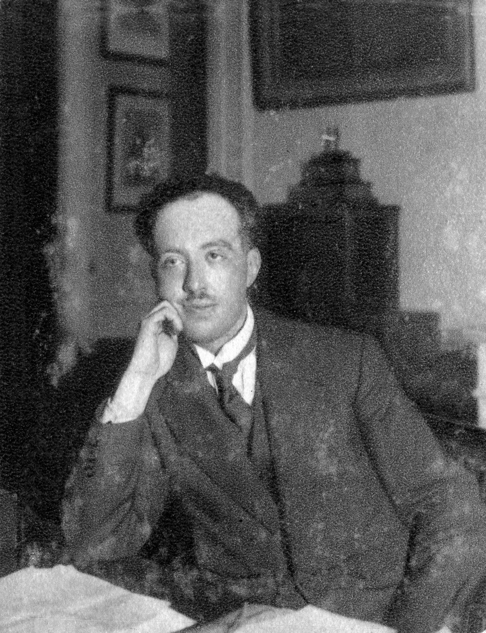 लुई डे ब्रोगली, फ्रांसीसी भौतिकशास्त्री, 1933 द्वारा अज्ञात