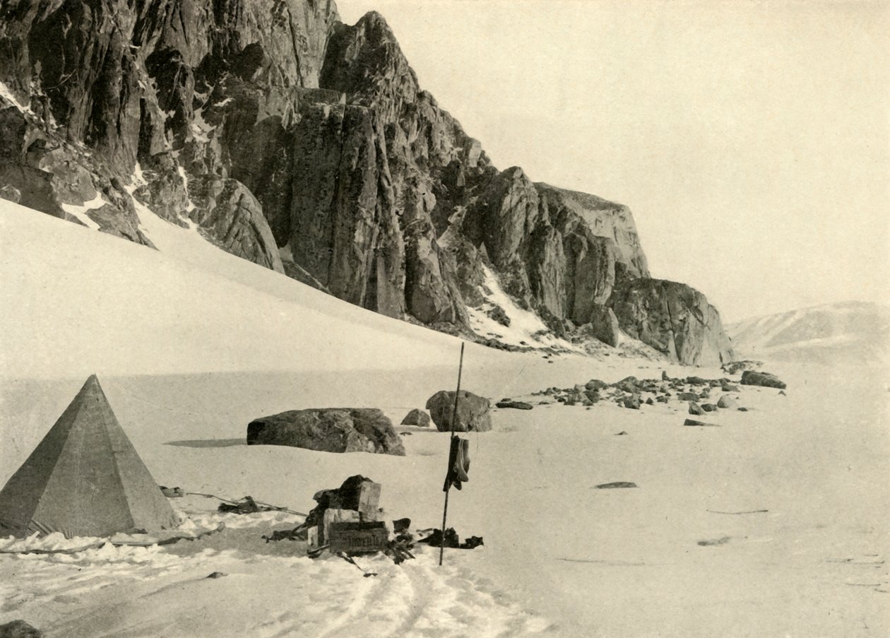 लोअर ग्लेशियर डिपो। दुकानों को बर्फ में दफनाया गया था, c1908, 1909। द्वारा अज्ञात