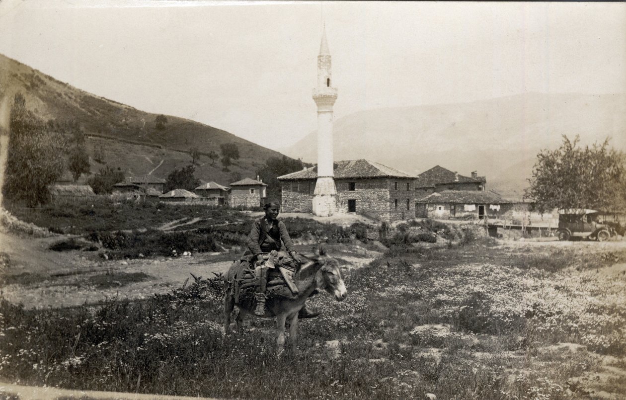 मैसेडोइन, ग्रीस: मीनार के सामने गधे पर बैठा एक आदमी - पोस्टकार्ड 1914-1918 द्वारा अज्ञात