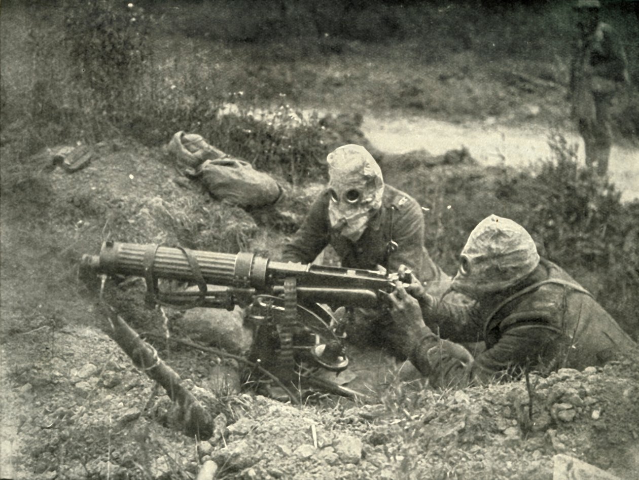 मशीन गनर्स इन एक्शन वेयरिंग गैस गैस हेलमेट, 1919। द्वारा अज्ञात