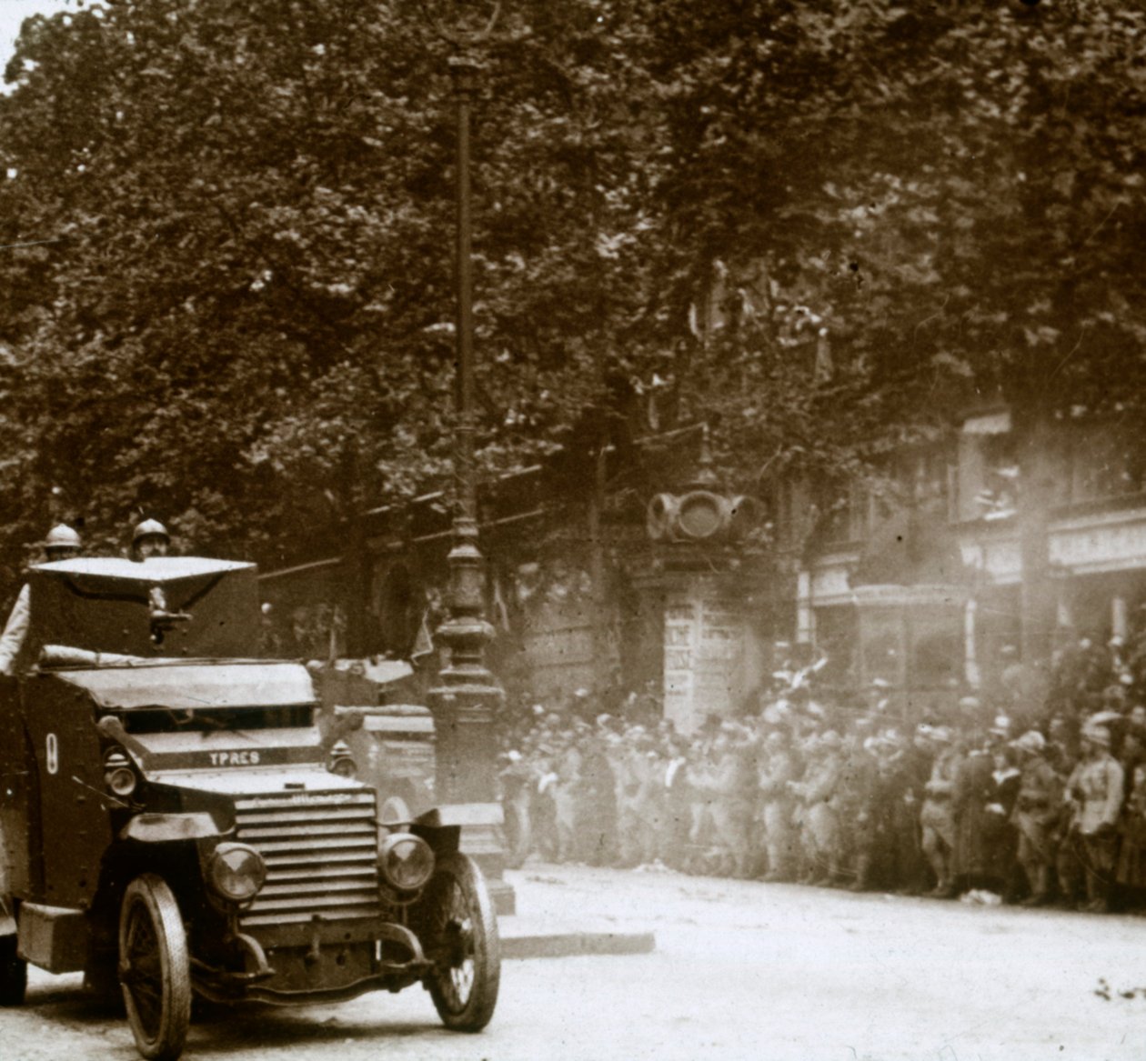 मशीन गन बख्तरबंद वाहन, विजय परेड में घुड़सवार, c1918 द्वारा अज्ञात