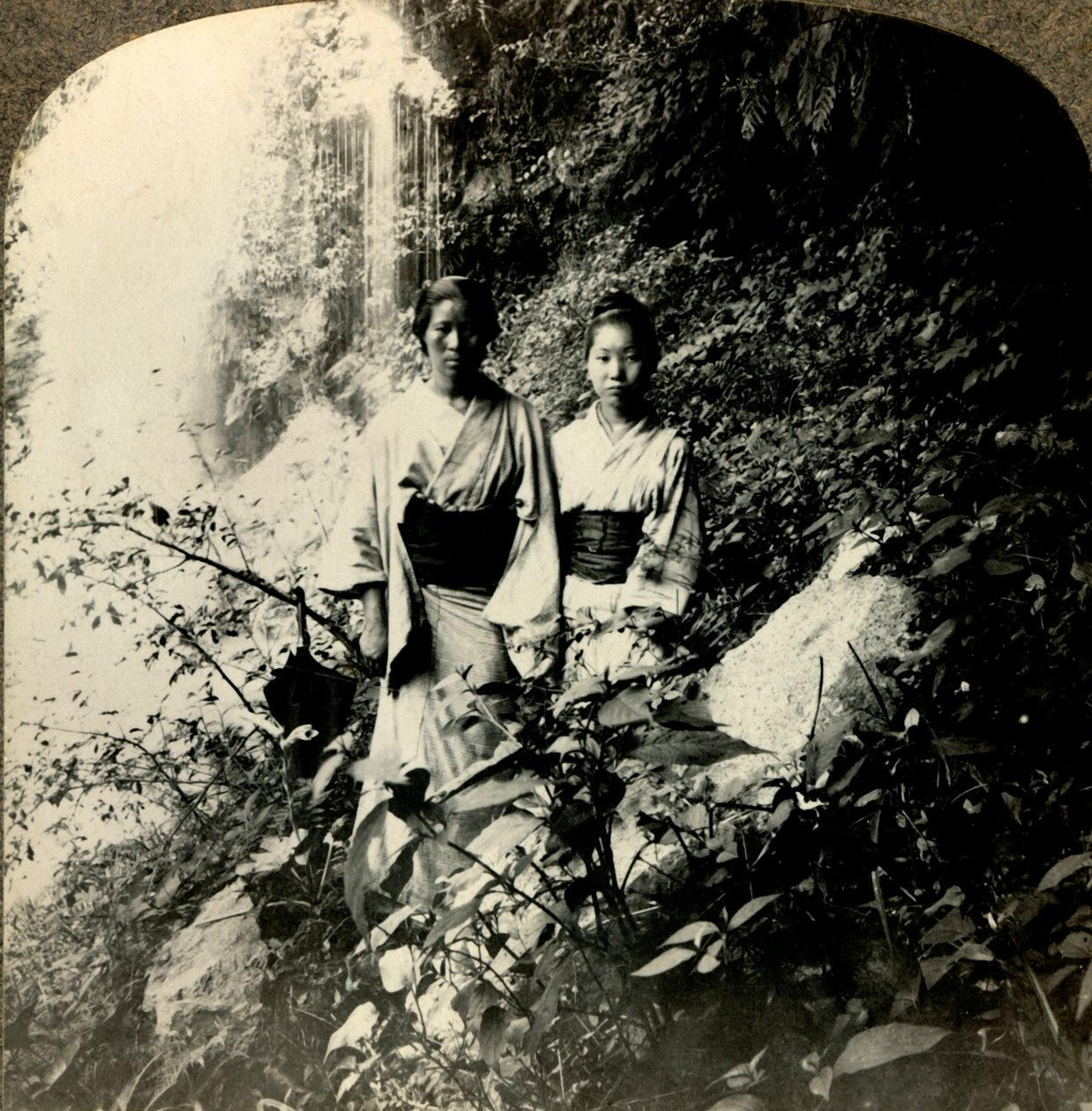 कोइजोकु झरने के नीचे उगते सूरज की भूमि के मैदान ..., c1900। । द्वारा अज्ञात