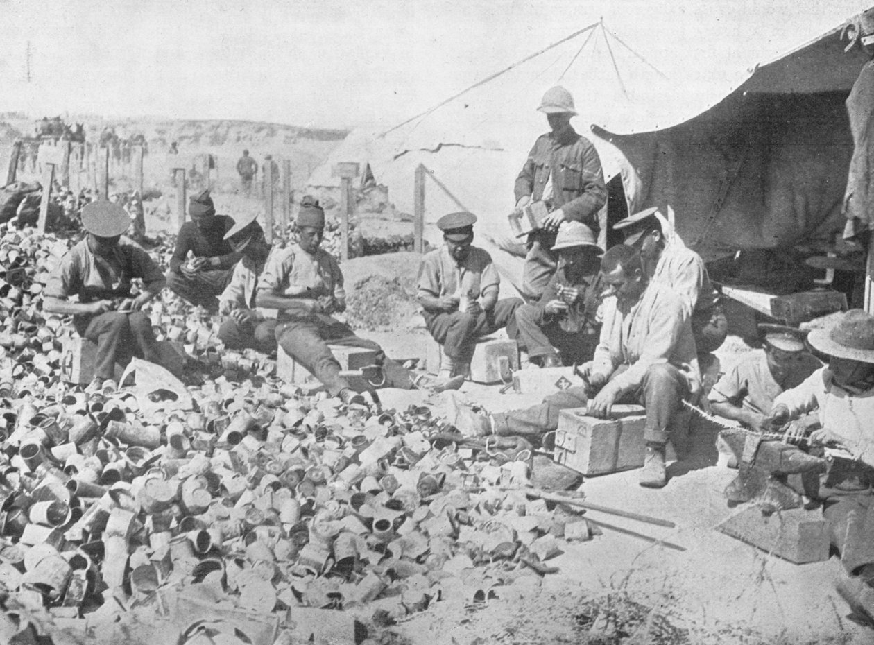 1915 में गैलीपोली में टिन के डिब्बे से बम बनाना द्वारा अज्ञात