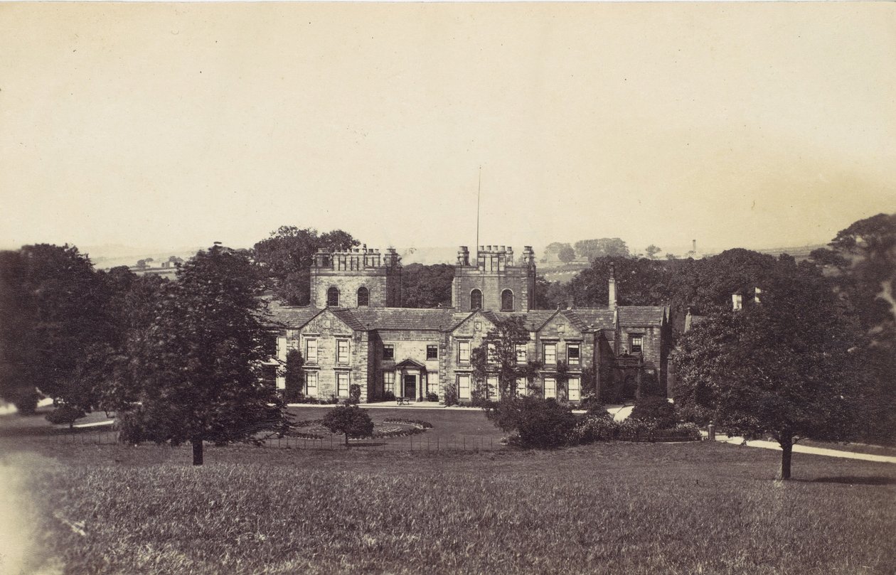 1860 के दशक में मैदान से देखे गए दो टावरों वाला मैनर हाउस। द्वारा अज्ञात