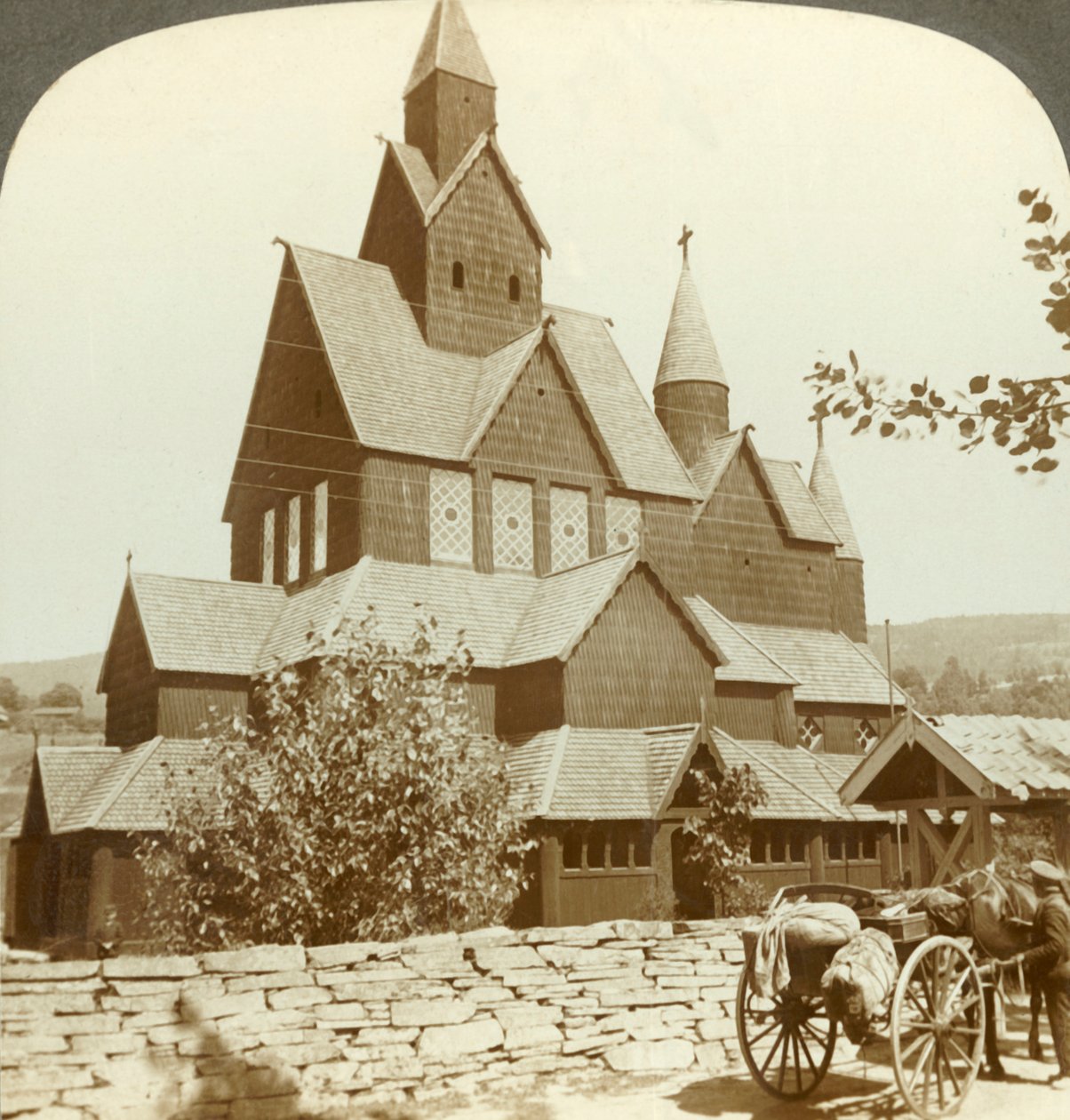 12 वीं शताब्दी के आर्केड और बुर्ज, हिटरडाल, नॉर्वे, c1905 के साथ कई गैबर लकड़ी के चर्च। द्वारा अज्ञात