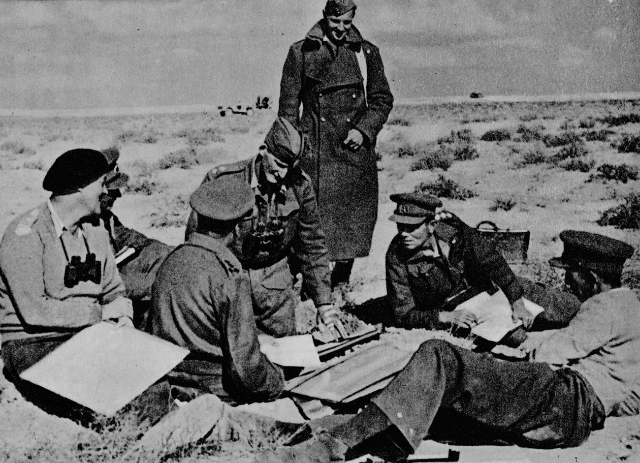1942 1944 में रेत पर नक्शे और योजनाएँ फैली हुई हैं द्वारा अज्ञात