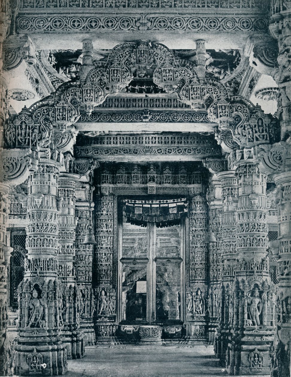 दिलवाड़ा, माउंट आबू में एक जैन मंदिर के प्रवेश द्वार पर संगमरमर की मूर्तिकला, c1100। द्वारा अज्ञात