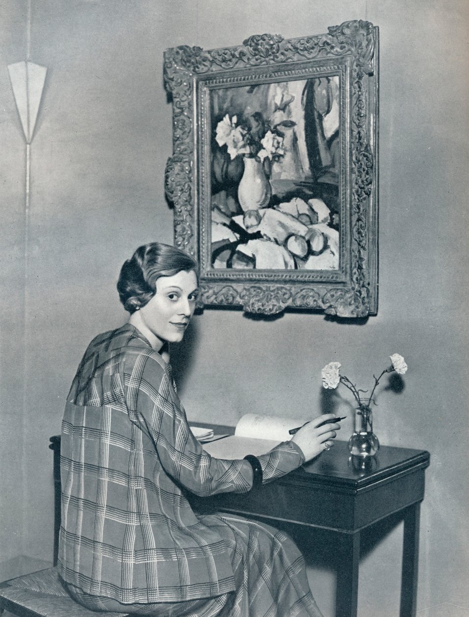 मैरी ने अपने फ्लैट में, c1934 द्वारा अज्ञात
