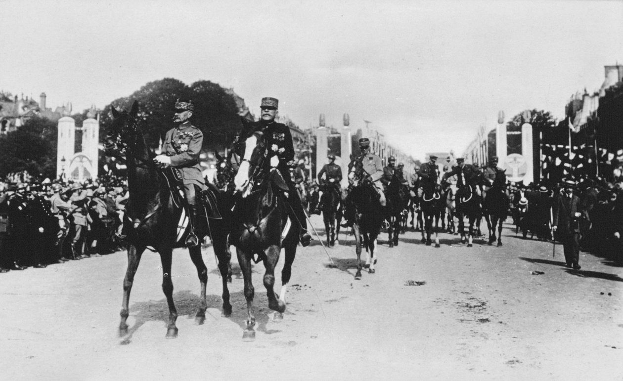 14 जुलाई 1919 को फ्रांस की भव्य विजय परेड के दौरान मार्शल फॉक और जोफ्रे द्वारा अज्ञात