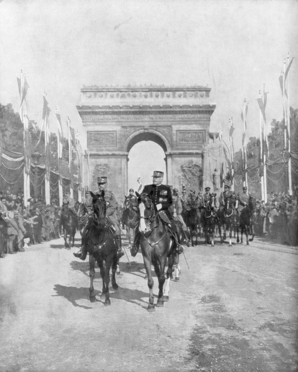 14 जुलाई 1919 को फ्रांस की भव्य विजय परेड के दौरान मार्शल फॉक और जोफ्रे द्वारा अज्ञात