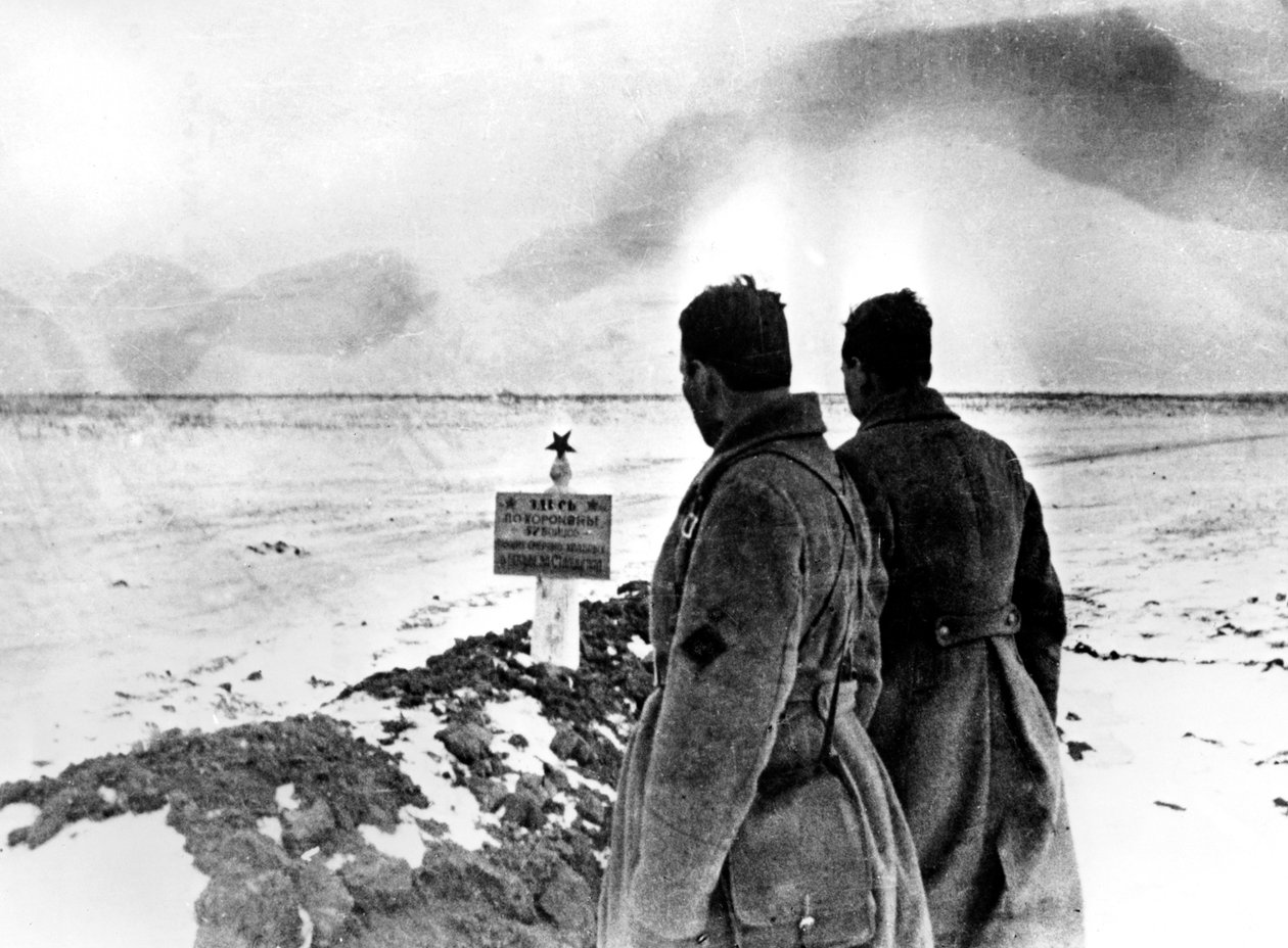 रूसी सैनिकों की सामूहिक कब्र, स्टेलिनग्राद सामने, रूस, जनवरी 1943 द्वारा अज्ञात