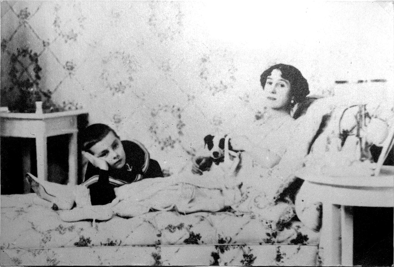मथिल्डे क्स्सेस्किंस्का, रूसी प्राइमा बैलेरीना, अपने बेटे, वोलोडा, 1910 के साथ द्वारा अज्ञात