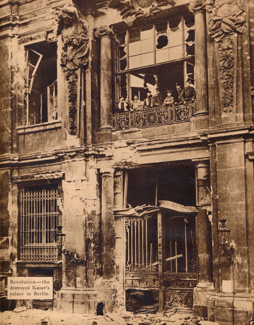 दिसंबर 1918, 1918, 193 के सिटी पैलेस की बालकनी पर पीपल्स मरीन डिवीजन के सदस्य द्वारा अज्ञात