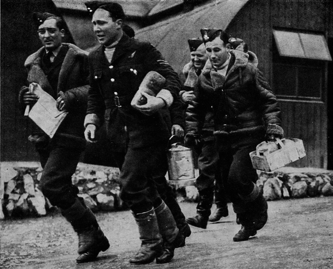 द्वितीय विश्व युद्ध के दौरान कार्रवाई के लिए तैयार RAF के सदस्य, c1940 1943 द्वारा अज्ञात