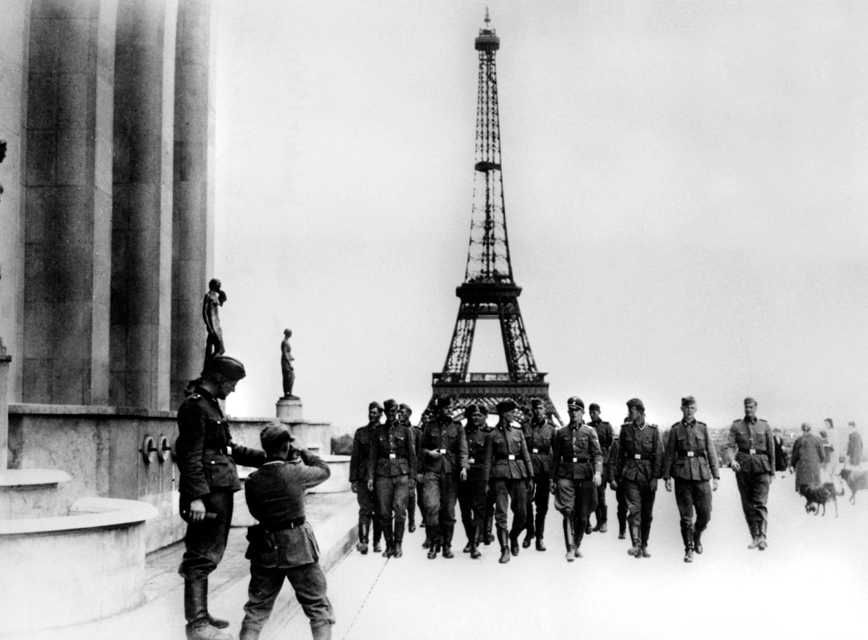 जुलाई 1940 को पेरिस के एफिल टॉवर का दौरा करते एसएस के सदस्य द्वारा अज्ञात