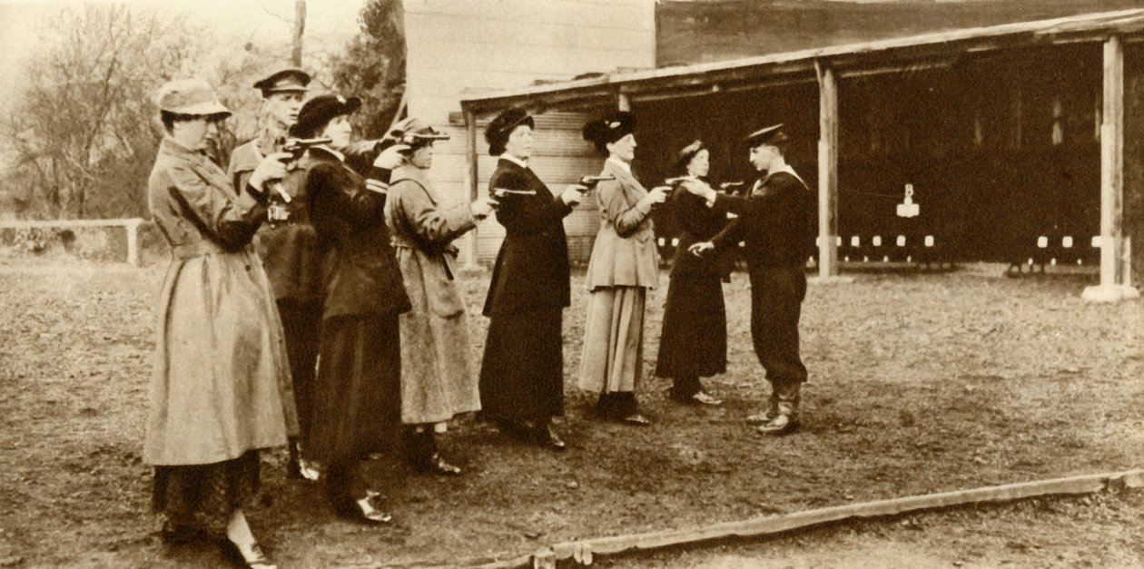 रिवाल्वर अभ्यास में डब्ल्यूआरएनएस के सदस्य, 1915, 1935। द्वारा अज्ञात