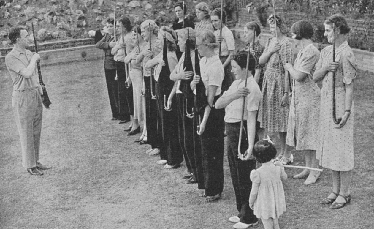 द्वितीय विश्व युद्ध 1940 में राइफल ड्रिल में प्रशिक्षित महिला स्वयंसेवी रक्षा वाहिनी के सदस्य द्वारा अज्ञात