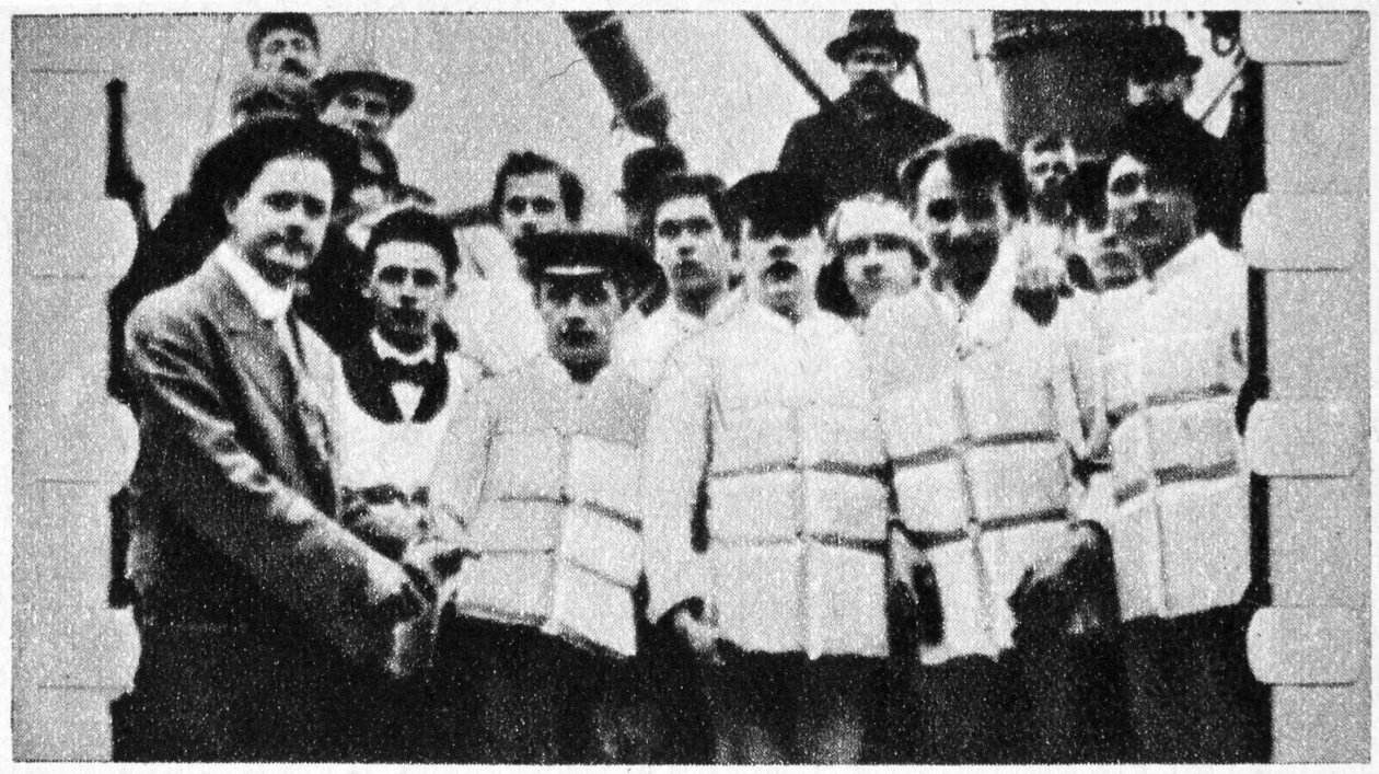 टाइटैनिक के चालक दल के सदस्य अपने जीवन जैकेट, 1912 में द्वारा अज्ञात