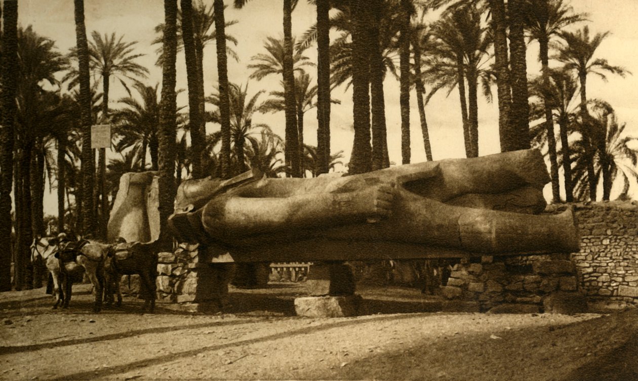 मेम्फिस - द कॉलोज़ल स्टैच्यू ऑफ़ रमेस II, c1918-c1939। द्वारा अज्ञात