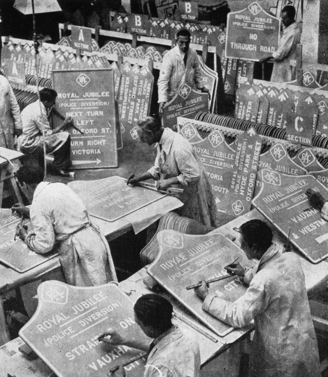 आरएसी राजमार्ग विभाग में पुरुष, यातायात संकेत, 1935 तैयार करते हैं द्वारा अज्ञात