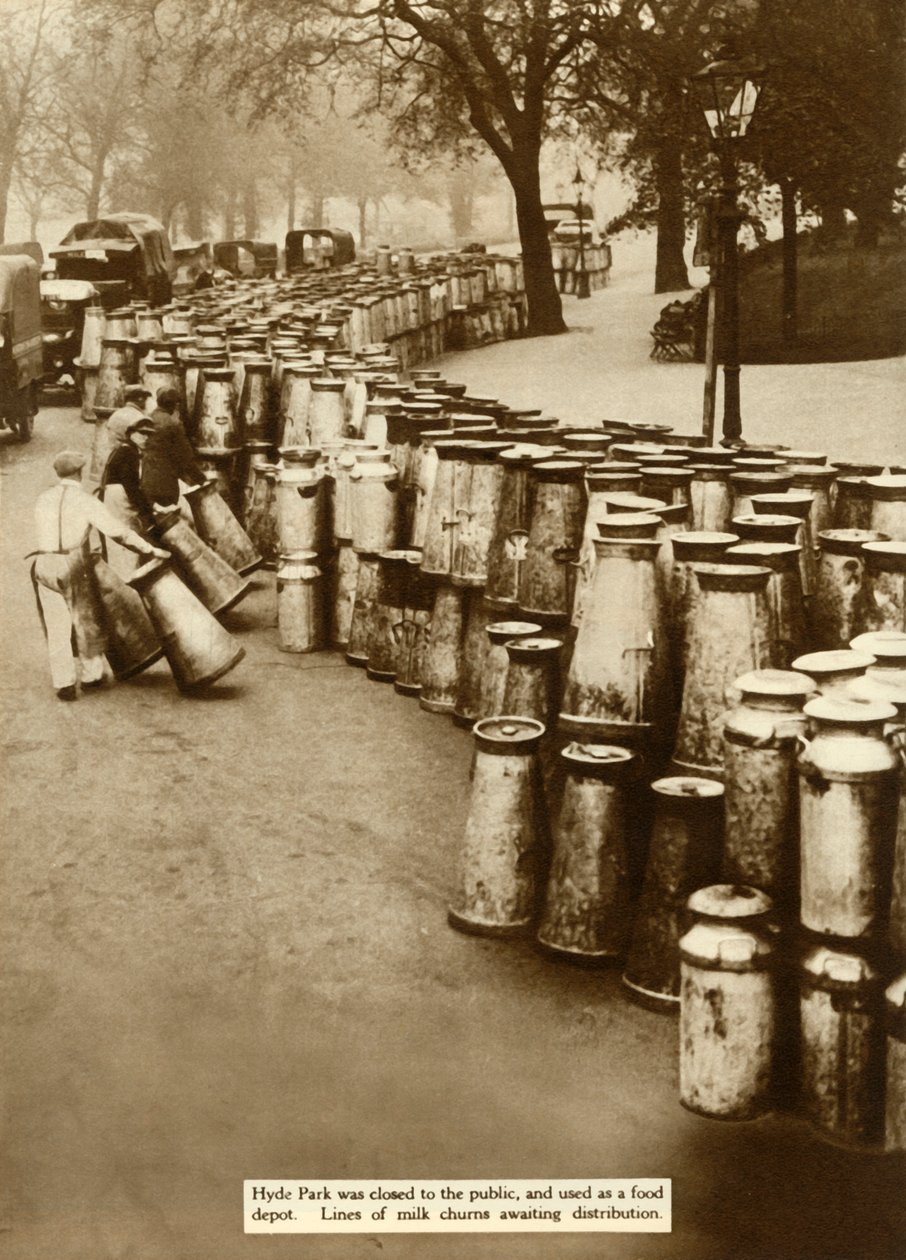लंदन के जनरल स्ट्राइक, 1926, 1935 के दौरान हाइड पार्क में दूध का मंथन। द्वारा अज्ञात