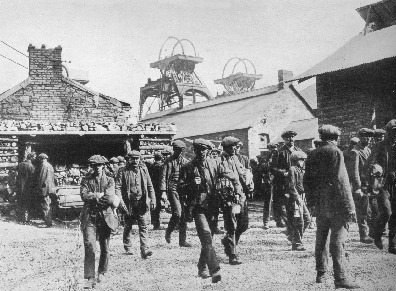 1915 की हड़ताल के नोटिसों की समाप्ति के बाद मीनार छोड़ते हुए खनिक द्वारा अज्ञात