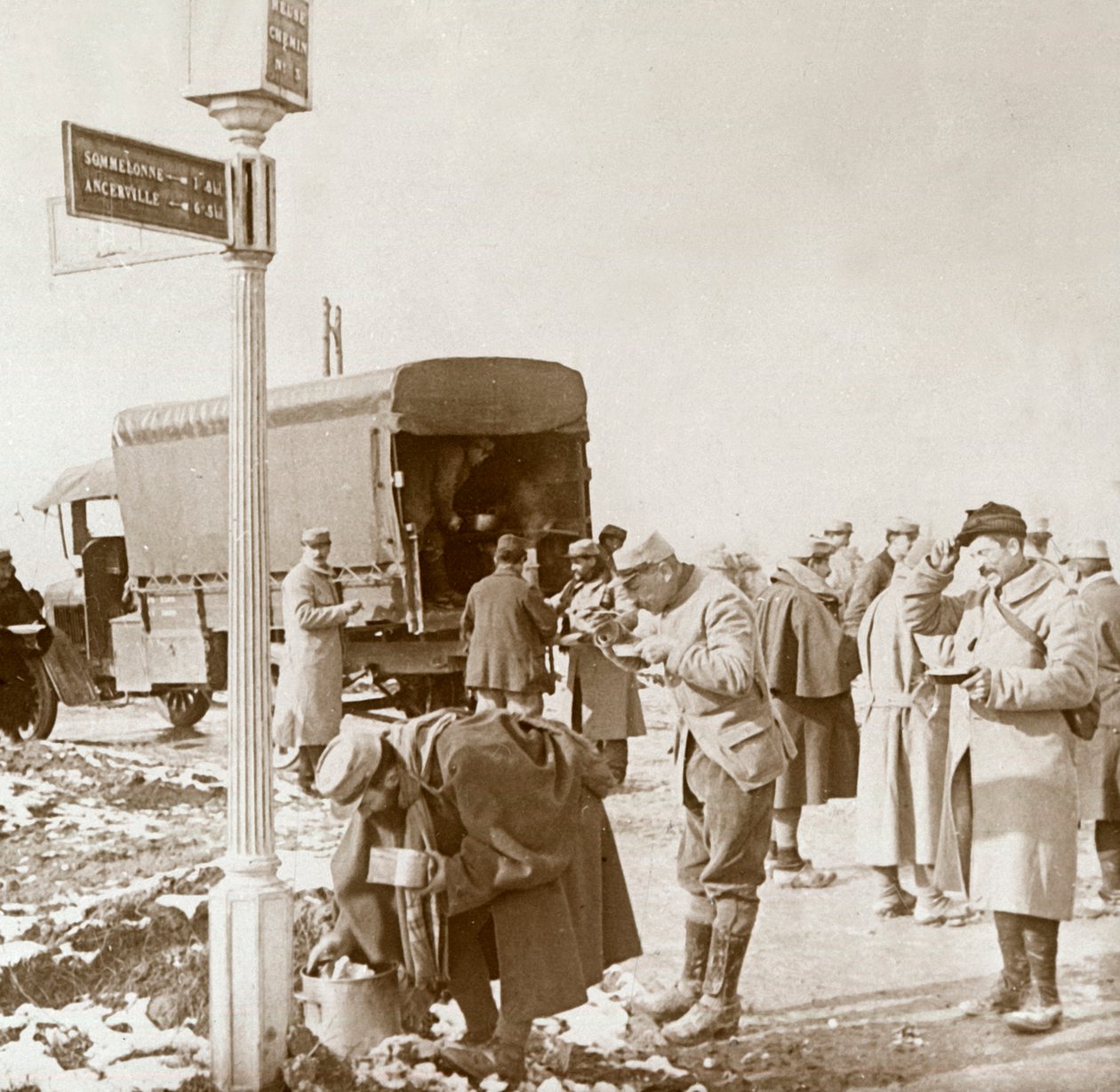 सेक्रेड वे, वरदुन, उत्तरी फ्रांस, c1914-c1918 पर मोबाइल रसोई। द्वारा अज्ञात