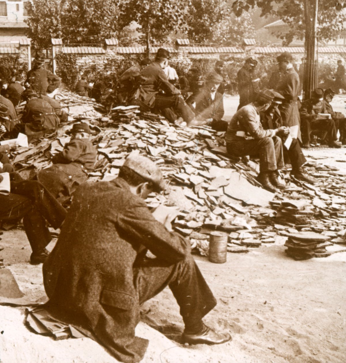 मोबिलाइजेशन, पेरिस बैरक, c1914 द्वारा अज्ञात
