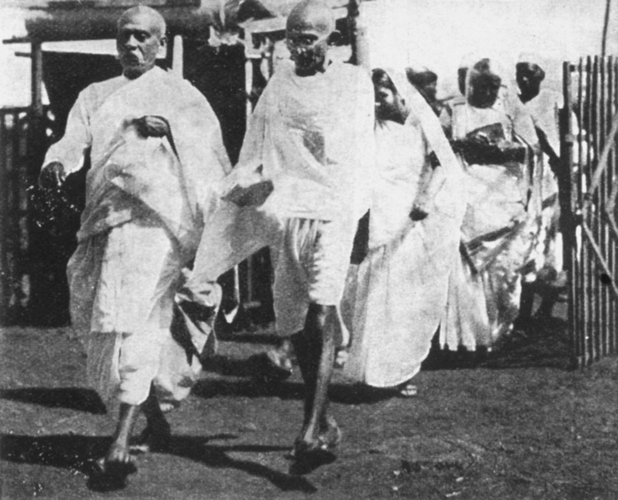 मोहनदास गांधी, भारतीय राष्ट्रवादी नेता, कांग्रेस के रास्ते पर, 1932 द्वारा अज्ञात