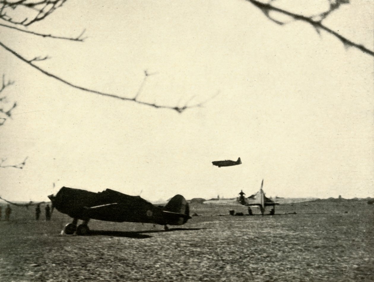 फ्रेंच कर्टिस हॉक और हरिकेन, 1939-1940, 1941 के साथ वासिनकोर्ट एरोड्रोम में मोरेन 406। द्वारा अज्ञात