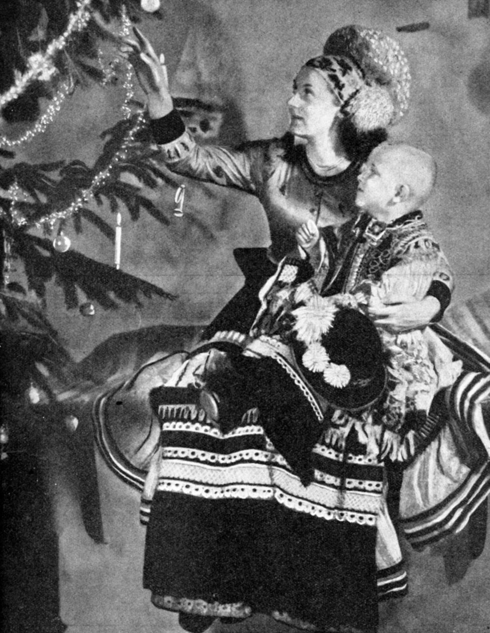 क्रिसमस ट्री, माटियो लोग, मिस्कोले, हंगरी, 1936 के साथ माँ और बच्चा द्वारा अज्ञात