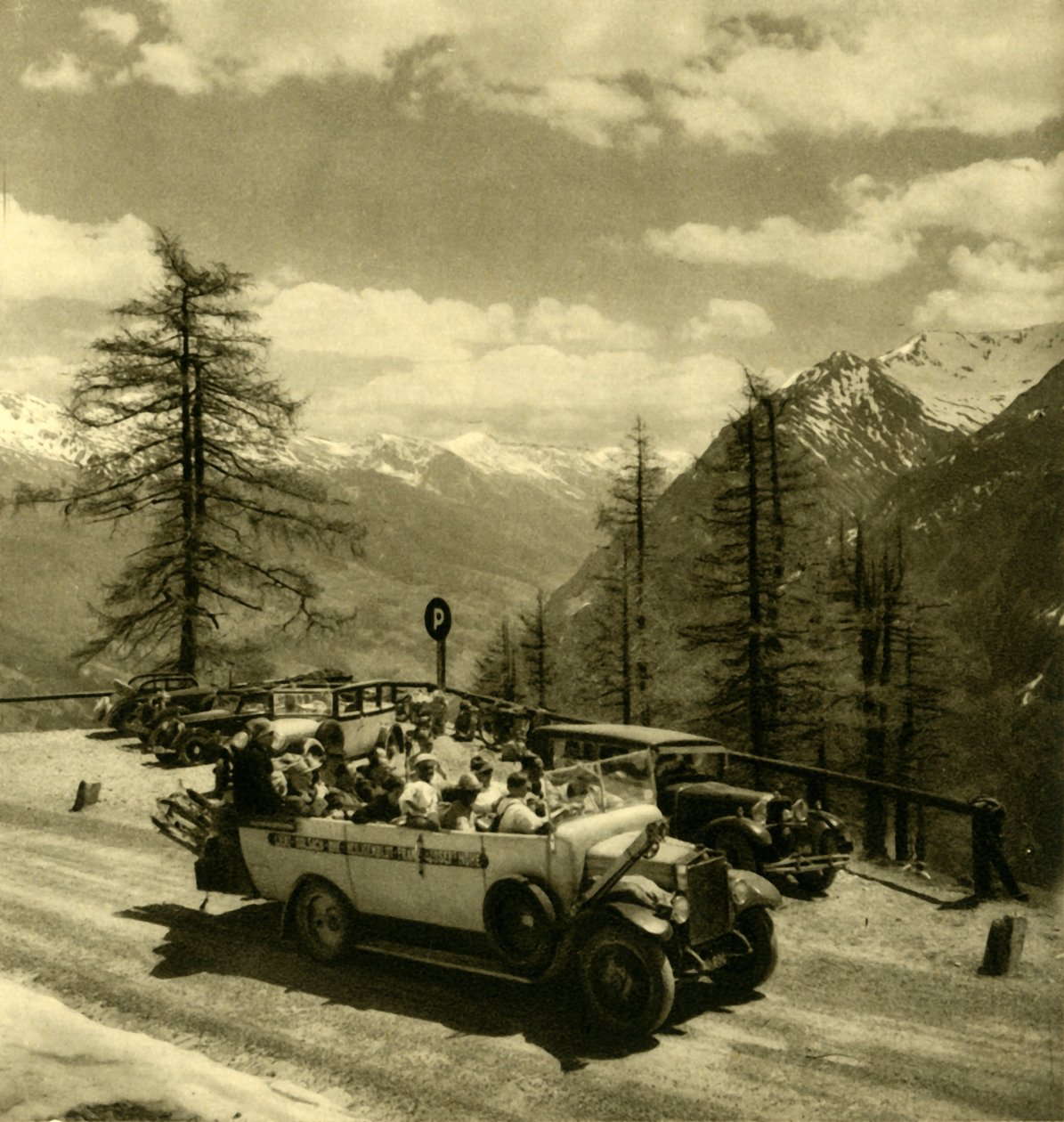 ग्रॉसग्लकनर हाई अल्पाइन रोड, ऑस्ट्रिया में c1935 पर Schöneck पर पहाड़ का दृश्य। द्वारा अज्ञात